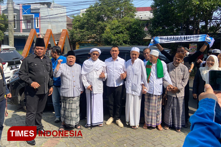 Abah Anton (tengah) saat akan mendaftar sebagai bacalon wali kota ke PKB. (Foto: Dok TI)