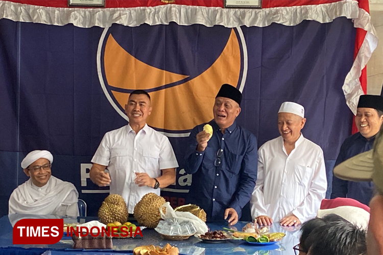 Abah Anton diantarkan sejumlah tokoh agama dan tokoh masyarakat saat datang ke DPD Partai Nasdem Kota Malang dalam rangkaian daftar Pilkada 2024 ke Fraksi DAMAI. (Foto: Rizky Kurniawan Pratama/TIMES Indonesia)