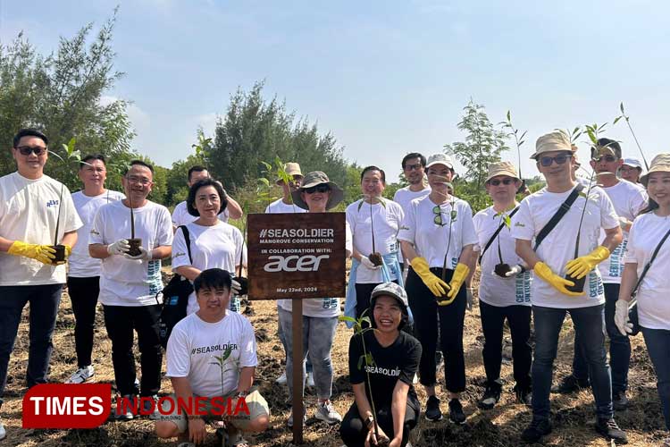 Direksi Acer Indonesia dan Sea Soldier saat memulai penanaman mangrove di Kebun Raya Mangrove Wonorejo Surabaya, Rabu (22/5/2024). (Foto: Lely Yuana/TIMES Indonesia)