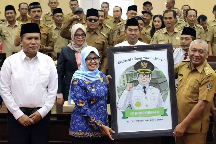 Bupati Blitar Rini Syarifah atau Mak Rini menerima piagam penghargaan Kemendes PDTT RI atas keberhasilan membawa Kabupaten Blitar berhasil bebas dari desa tertinggal.(Foto: Pemkab Blitar)