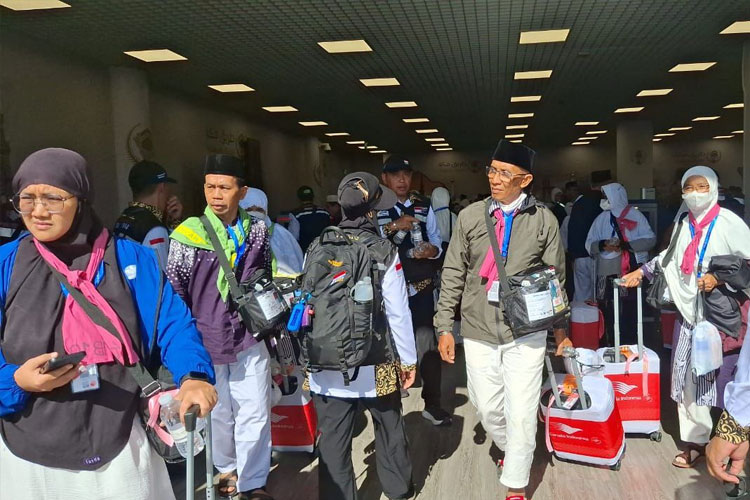 Jemaah haji Indonesia yang baru tiba di Bandara AMAA Madinah. (FOTO: MCH 2024 Kemenag RI)