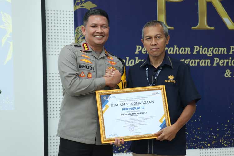 Kapolresta Malang Kota Kombes Pol Budi Hermanto saat menerima langsung penghargaan dari KPPN Malang. (Foto: Dok Polresta Malang Kota)