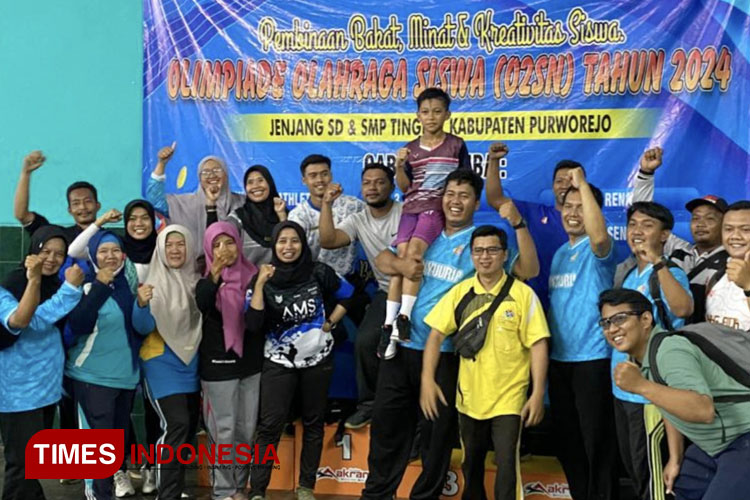 Safiq dibopong ayahnya dan berfoto bersama Tim Kepelatihan PB Bintang Nusantara, usai memastikan tampil juara. (FOTO: Hery Priyantono/ TIMES Indonesia)