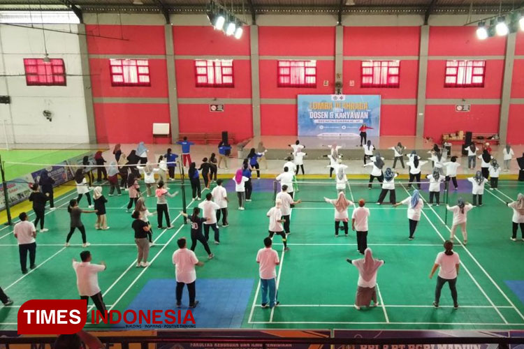 Lomba senam dosen dan karyawan di GOR Cendekia UNIPMA Madiun. (Foto: Humas UNIPMA for TIMES Indonesia)