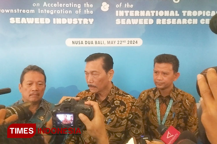 Menko Marves Luhut Binsar Pandjaitan saat memberikan keterangan pers usai membuka seminar Internasional. (FotFOTO: Susi/TIMES Indonesia)