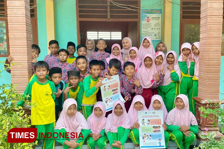 Nadia Rupawanti, Mahasiswa Fakultas Hukum Unisla, peserta Program KM 7 SDN Gendong Kulon berfoto bersama para siswa-siswi SDN Gendong Kulon di Kecamatan Babat. Selasa (30/04/2024). (FOTO: AJP TIMES Indonesia)