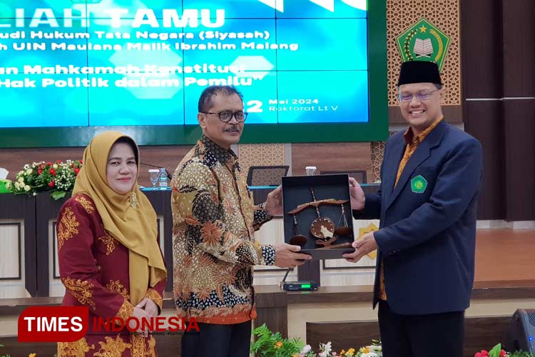 Pakar Bidang Ilmu Hukum Konstitusi, Prof Dr Andi Muhammad Asrun SH MH (tengah) saat menjadi pemateri dalam kuliah tamu di UIN Malang, Selasa (22/5/2024). (Foto: Achmad Fikyansyah/TIMES Indonesia)