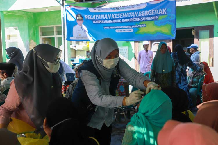 Pelayanan kesehatan di Pulau Raas Sumenep.(Dok.Humas Pemprov Jatim)