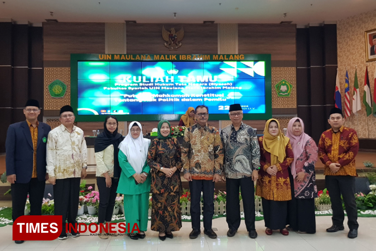 Pimpinan UIN Malang bersama dengan Prof Andi Asrun dan beberapa pihak lain dalam kuliah tamu yang digelar UIN Malang, Selasa (22/5/2024). (Foto: Achmad Fikyansyah/TIMES Indonesia)
