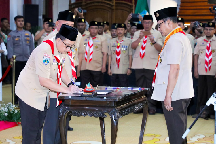 Pj Gubernur Adhy Dikukuhkan Sebagai Ketua Mabida Pramuka Jatim, Terima Lencana Darma Bakti 