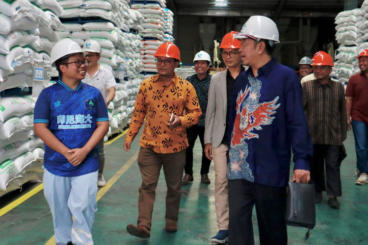 Pimpinan Ponpes Nurul Jadid saat berkunjung ke PT Haida Agriculture Indonesia, sebuah perusahaan PMA yang bergerak di bidang perikanan dan peternakan (FOTO: Humas Ponpes Nurul Jadid)