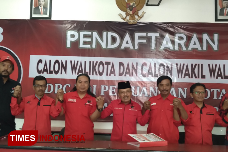 Punjul Santoso saat mengembalikan formulir pendaftaran Cawali ke kantor DPC PDIP Kota Batu. (Muhammad Dhani Rahman/TIMES Indonesia)