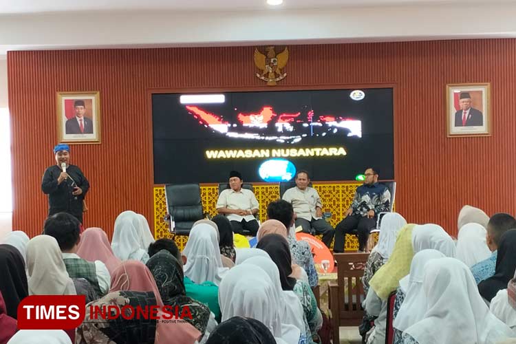 Sejumlah peserta antusias mengikuti Seminar Wawasan Kebangsaan di Aula kantor Bapelitbangda, Jalan Letnan Harun, Kota Tasikmalaya, Jawa Barat, pada Rabu (22/5/2024). (FOTO: Harniwan Obech/TIMES Indonesia)