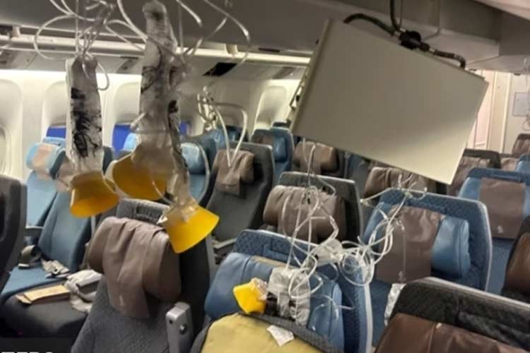 Interior kabin pesawat Boeing 777-300ER Singapore Airlines yang porak poranda setelah mengalami turbulensi.(FOTO: BBC/Reuters)