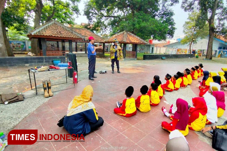 Puluhan Siswa TK Muslimat Padek Ulujamii Kunjungi Pos Damkar Comal, Diperkenalkan Tentang Penanganan Kebakaran