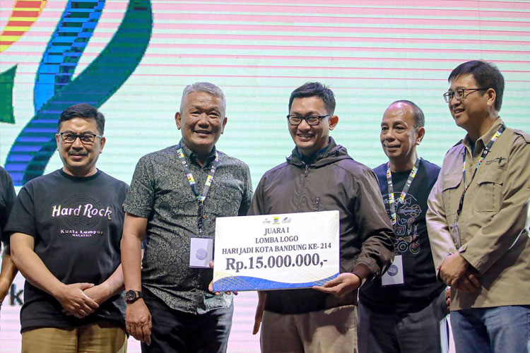 Penjabat walikota Bandung Bambang Tirtoyuliono memberikan penghargaan kepada pemenang lomba logo di the House Convention Hall Paskal Bandung. (FOTO: Dok. Humas Bandung)