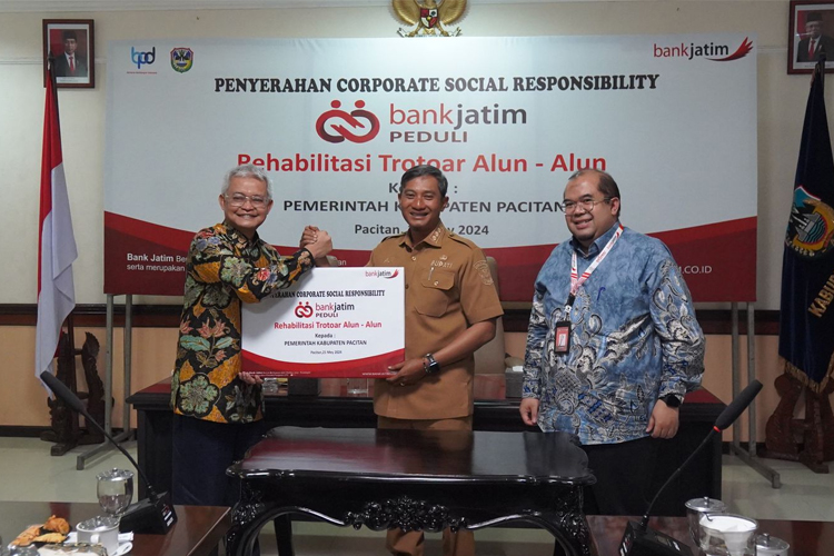 Direktur IT & Digital Bank Jatim Zulhelfi Abidin secara simbolis menyerahkan bantuan CSR Alun-alun Pacitan kepada Bupati Pacitan Indrata Nur Bayuaji, Selasa (21/5/2024).(Dok.Humas Bank Jatim)