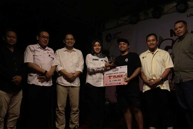Bupati Mojokerto, Ikfina Fahmawati pada saat memberikan penghargaan kepada pemenang lomba. (FOTO: Dok. Kominfo Kabupaten Mojokerto)