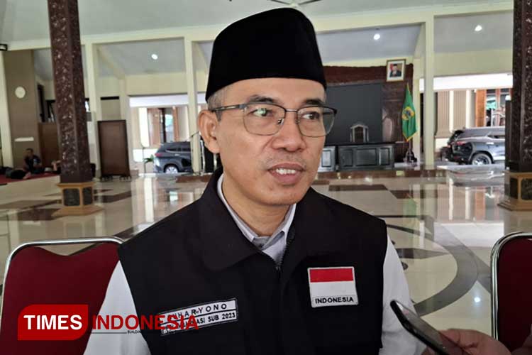 Kasi Penyelenggara Haji dan Umrah (PHU) sekaligus PLH Kepala Kementerian Agama (Kemenag) Kabupaten Bondowoso, Suharyono saat dikonfirmasi. (FOTO: Moh Bahri/TIMES Indonesia) 