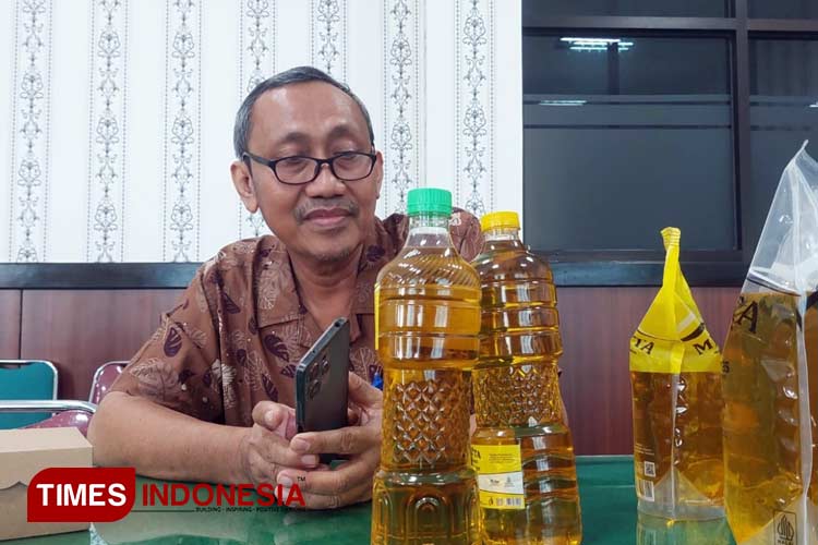 Kepala Bidang Perdagangan Disdagnaker Pacitan Agus Sumarno menunjukkan Minyakita hasil sidak di pasar aman dan layak konsumsi. (FOTO: Yusuf Arifai/TIMES Indonesia)