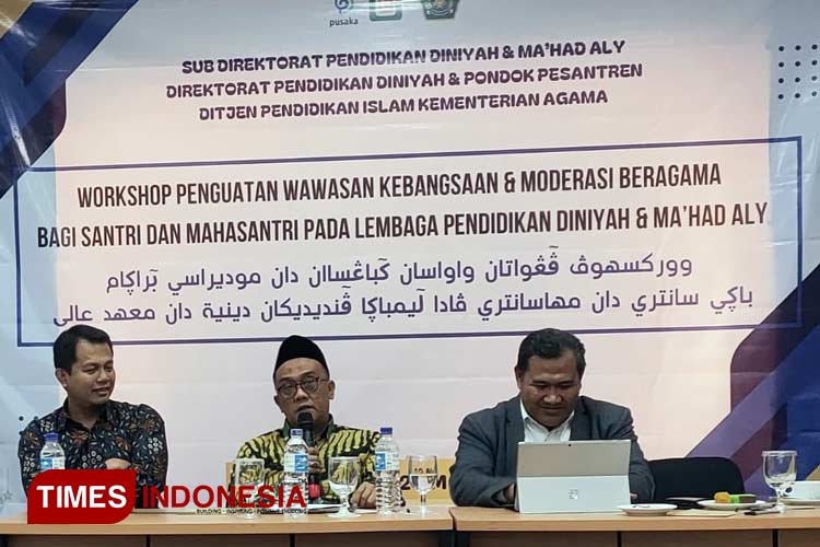 Mudir Ma'had Aly Al-Tarmasi Pacitan, KH Luqman Harits Dimyathi saat menjadi pemateri workshop moderasi beragama di Semarang, Jateng. (FOTO: Yusuf Arifai/TIMES Indonesia)