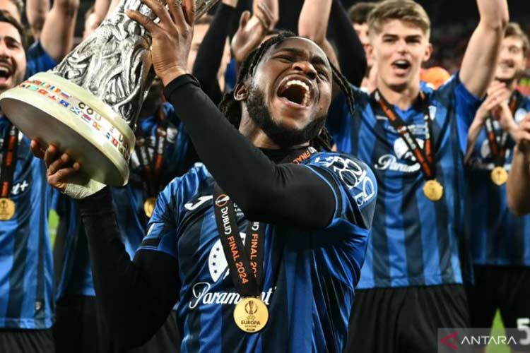 Penyerang Atalanta Ademola Lookman mengangkat trofi Liga Europa setelah menang 3-0 atas Bayer Leverkusen pada final yang dimainkan di Stadion Dublin Arena, Irlandia, Rabu (22/5/2024). (ANTARA/AFP/BEN STANSALL)