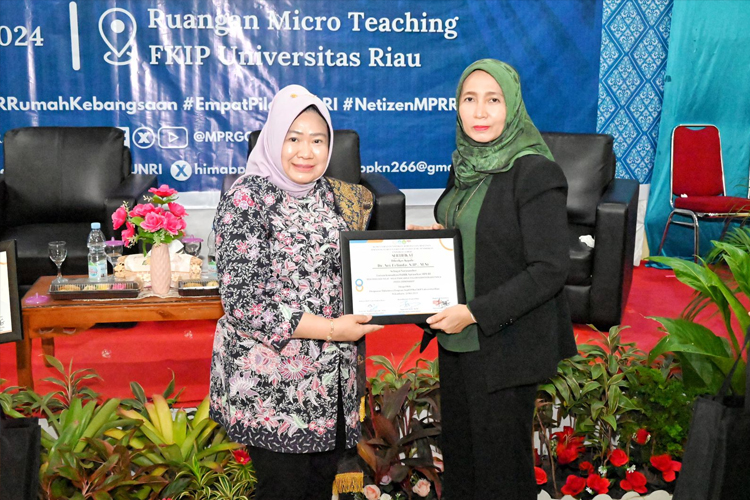 Plt Sesjen) MPR, Siti Fauziah (kiri) saat menerima kenang-kenangan usai mengisi acara Sarasehan Kehumasan MPR di Universitas Riau, Selasa (21/5/2024). (foto: MPR)