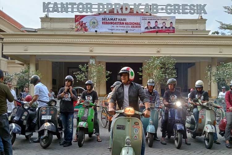 Syahrul Munir saat hendak mengembalikan formulir Cabup Gresik 2024 ke Kantor DPC PKB (Foto: PKB Gresik for TIMES Indonesia).