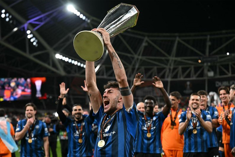 Bek Atalanta Matteo Ruggeri mengangkat trofi Liga Europa setelah Atalanta mengalahkan Bayer Leverkusen 3-0 dalam final Liga Europa di Dublin Arena, Irlandia, 22 Mei 2024. (Photo: Paul ELLIS/ AFP)