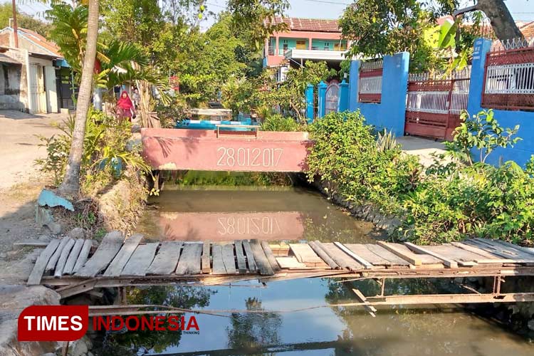 Hampir di depan rumah warga kampung Mengoneng terdapat jembatan karena adanya aliran sungai yang melintasi kampung tersebut (Foto: Ragil/TIMES Indonesia)