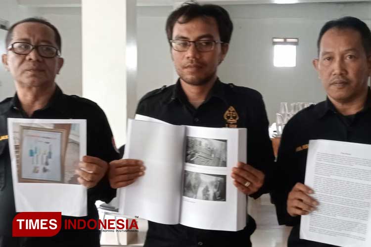 Jajaran LBH Aryawiraraja saat menggelar konferensi pers terkait kasus dugaan pungli Lapas Cebongan. (Foto: Edis/ TIMES Indonesia)