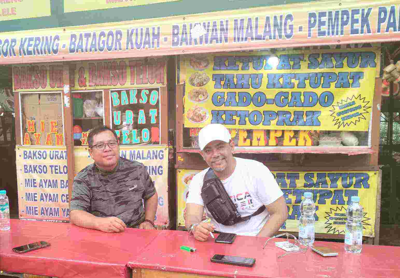 Penulis dan Gus dr Muhammad Haris (kanan) makan di sebuah warteg di bilangan Blok M Jakarta. (Foto: TI Photo Media Network)
