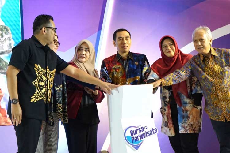 Direktur Pemasaran Pariwisata Nusantara Kemenparekraf, Dwi Marhen Yono (tengah) saat membuka pameran Bursa Pariwisata Jatim 2024. (Foto: dok TIMES Indonesia)