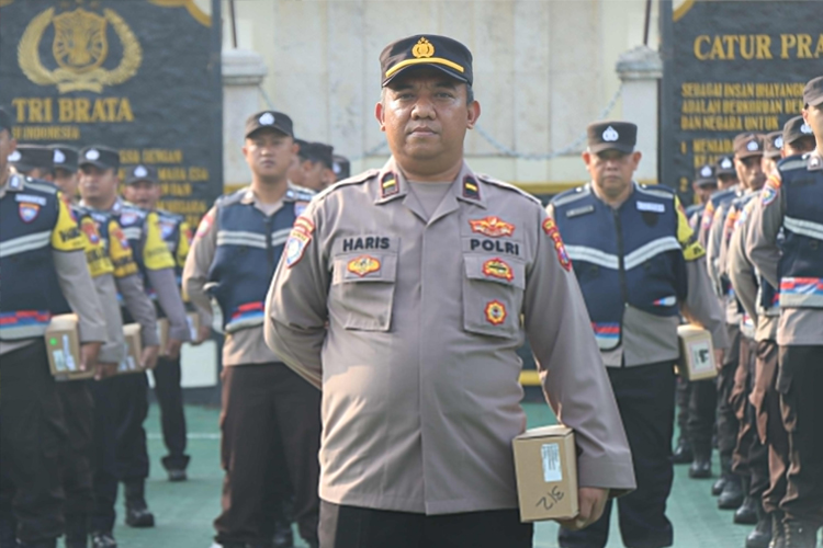 Personel Bhabinkamtibmas jajaran Polres Malang menyimak pesan Kapolres Malang saat apel penyerahan perangkat Motorola LEX 11di halaman Mapolres Malang, Jumat (24/5/2024). (Foto: Humas Polres Malang for TIMES Indonesia)