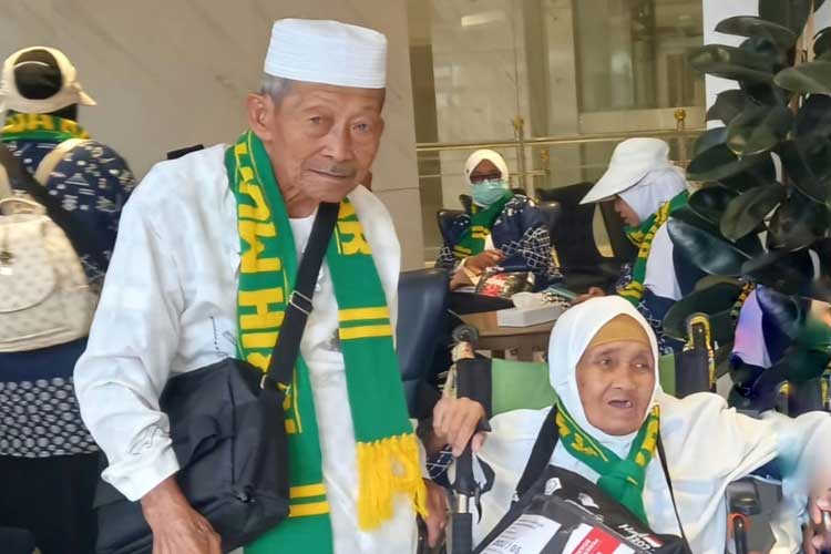 Jemaah haji Indonesia, Ahmad Subiyanto beserta istri menunaikan ibadah haji di Arab Saudi. (Foto: MCU 2024 Kemenag RI) 