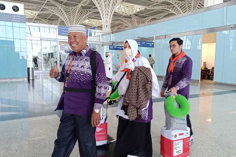 Jemaah Haji Indonesia tiba di Bandara AMAA Madinah. (Foto: MCH 2024 Kemenag RI) 