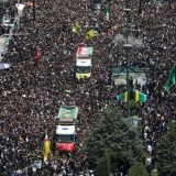 Jutaan Warga Iran Antar Jenazah Ebrahim Raeisi ke Pemakaman