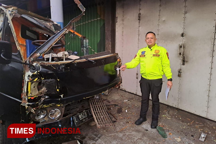 Truk di Kota Malang Seruduk Tiang Listrik Usai Serempet Mini Bus