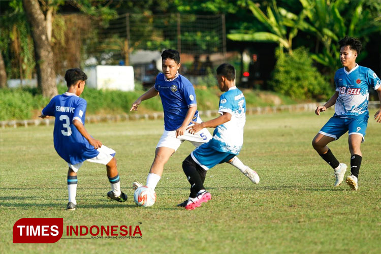 Tim tuan rumah Megawon FC diungkalkan Putra GM dengan skor 2-3 dalam Liga Askab PSSI Kudus bertajuk Sukun U17 League. (FOTO: Ihza Fajar Azhari/TIMES indonesia)