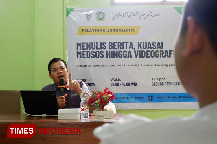 Kepala Biro TIMES Indonesia Kabupaten Pacitan, Rojihan saat memaparkan materi Jurnalistik di Ma'had Aly Al-Tarmasi, Jumat (24/5/2024). (FOTO: Yusuf Arifai/TIMES Indonesia) 