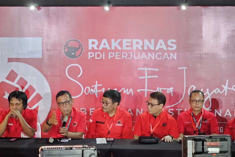 Ketua DPP PDIP yang juga Ketua Steering Commitee (SC) Rakernas V, Djarot Saiful Hidayat bersama kader lainnya. (FOTO: dok PDIP)