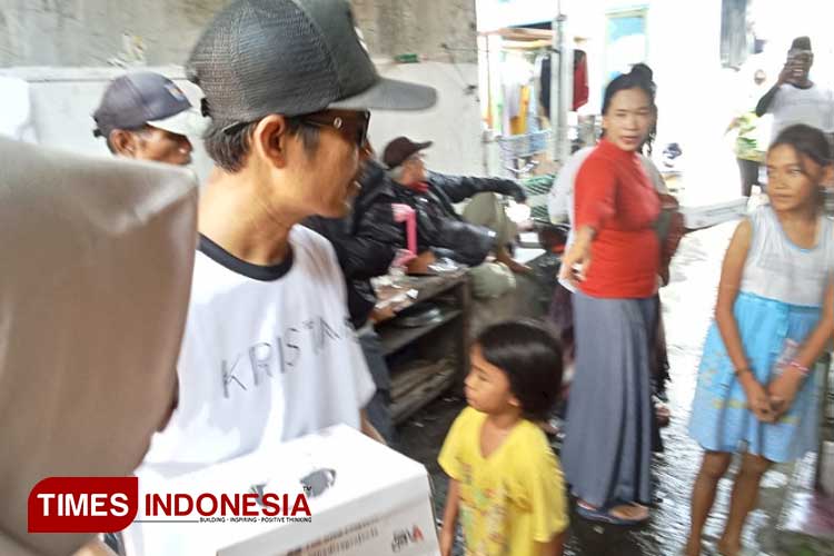 Fans Kristina blusukan ke permukiman warga di kelurahan Mulyoharjo membagikan nasi kota untuk makan siang warga (foto: Ragil/TIMES Indonesia)