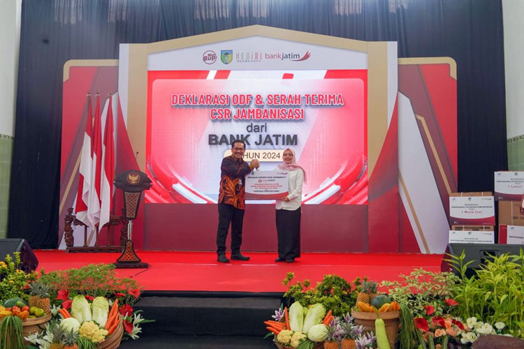 Tingkatkan Kesehatan Masyarakat, Bank Jatim Serahkan Bantuan 168 Jambanisasi