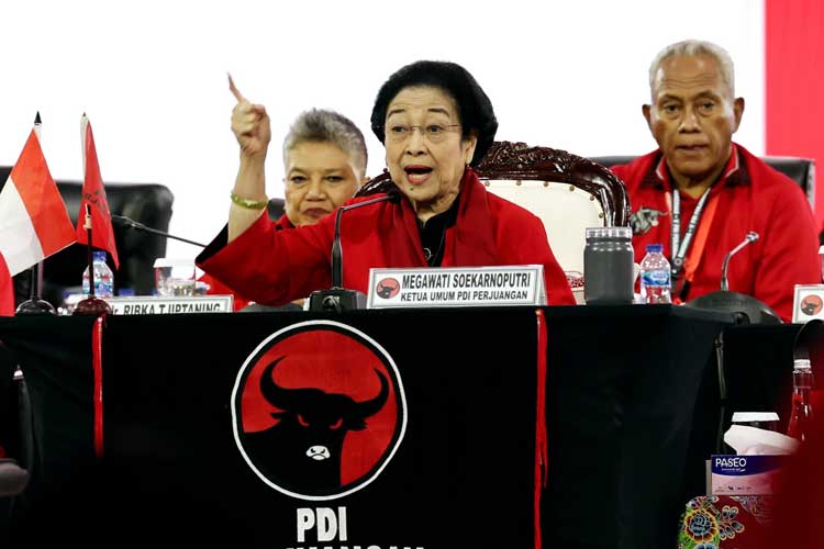 Tiba di Arena Rakernas PDIP, Megawati Sapa Awak Media hingga Berikan Pengarahan ke Kader