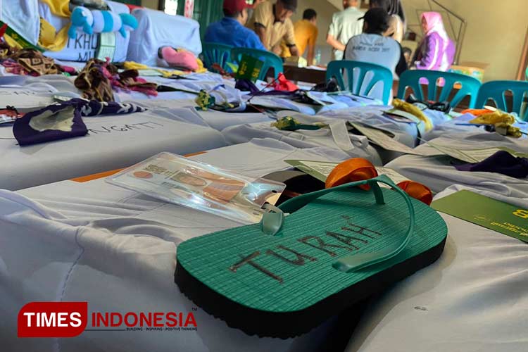 Koper Jamaah Haji di Kabupaten Jombang yang Ditandai dengan Sandal Jepit Supaya Tidak Tertukar dengan Koper Jamaah Lain. (FOTO : Rohmadi/TIMES Indonesia)