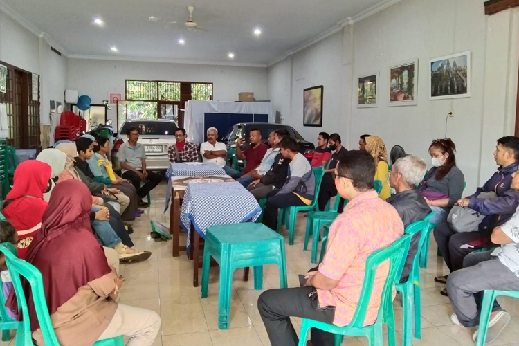 Para Tokoh Kampung di Kota Yogyakarta saat menggelar pertemuan dan menyatakan dukungan kepada Fokki untuk maju sebagai Calon Wakil Wali Kota Yogyakarta Pada Pilkada 2024 mendatang. (Foto: Dok.Brayat Fokki)