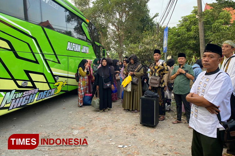 Kartiyono Wakil Ketua Fraksi PKB DPRD Jombang saat memberangkatkan 8 bus rombongan Ziarah Wali Jawa Timur di Balai Desa Kabuh, Minggu (26/5/2024). (FOTO: Rohmadi/TIMES Indonesia)