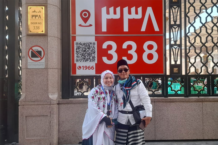Saptaria Suciani (30) dan suaminya, Irpan Hilmi (42), bertemu di Gerbang 388 Masjid Nabawi. (FOTO: MCH 2024 Kemenag RI)
