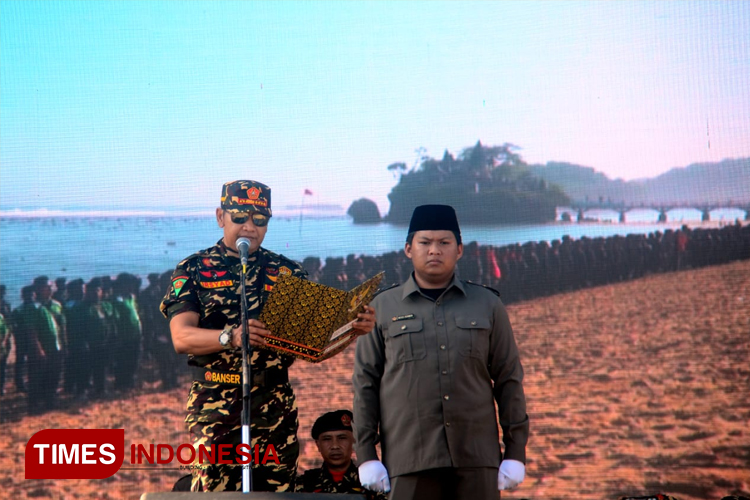 Wakil Komandan Satkornas Banser, Irsyad Yusuf, saat menyampakan amanat dilanjutkan sambutan kepada peserta Apel Panji Kemerdekaan 10 Ribu Banser di Pantai Balekambang, Kabupaten Malang, Minggu (26/5/2024). (Foto: Aditya Hendra/TIMES Indonesia)