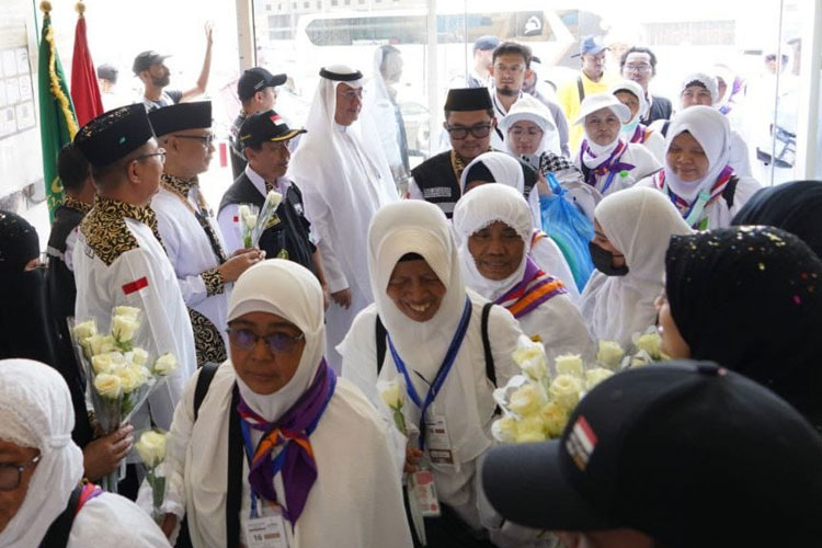 Jemaah haji Indonesia tiba di salah satu pemondokan di Makkah (Foto: MCH 2024)